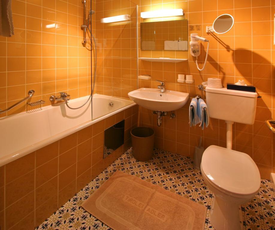 Hotel Tiroler Adler - Bed And Breakfast ไวดริง ภายนอก รูปภาพ